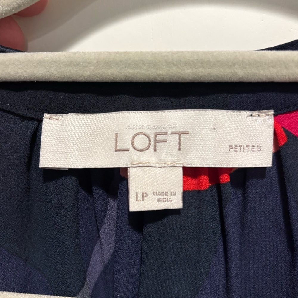 LOFT Women's Red and Black Floral Blouse - Picture 6 of 6